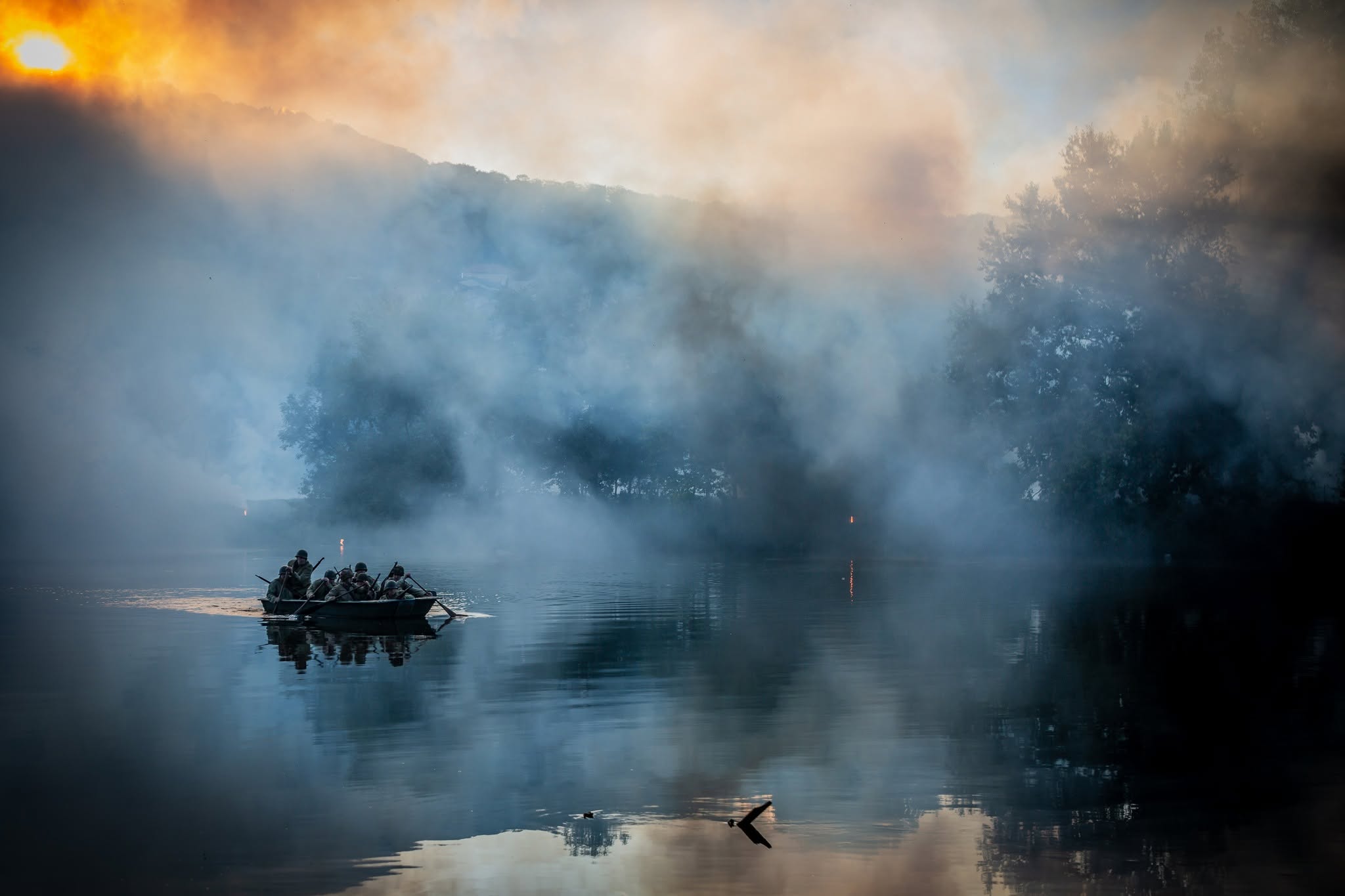 Soldats traversant la Moselle dans un canot, dans la brume